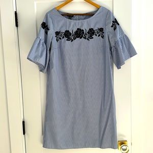 Jones New York Size 10 women’s white and blue striped dress embroidery